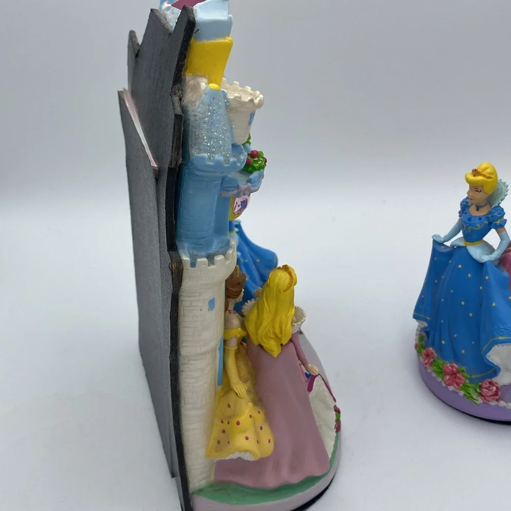 Disney Princess Castle 4x6” picture frame w/ matching figurine READ